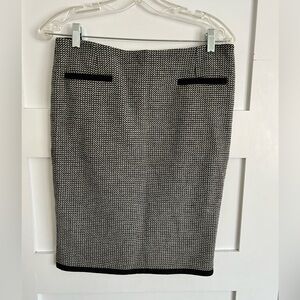 S’ Max Mara lined wool houndstooth skirt. Size 8. Great condition!